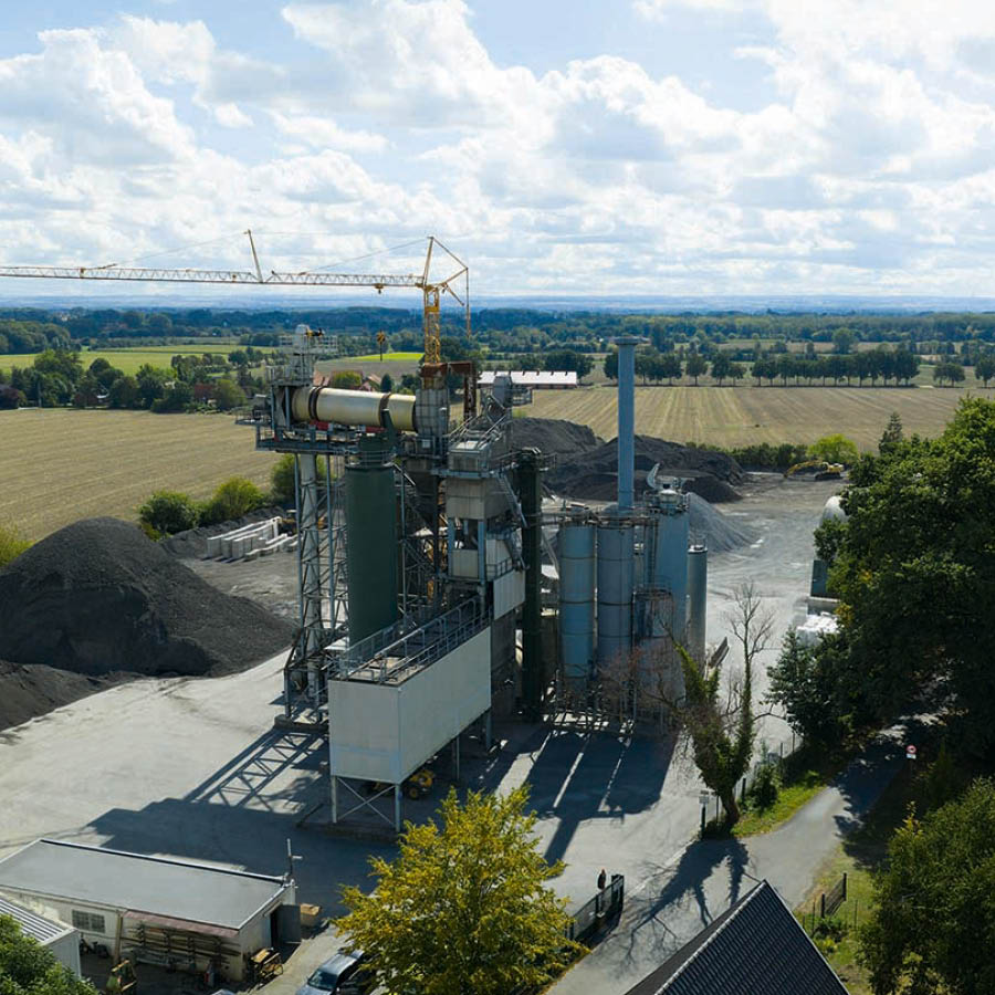 Asphaltmischwerk der mih Group zur Herstellung von Asphalt für den Straßen- und Infrastrukturbau.
