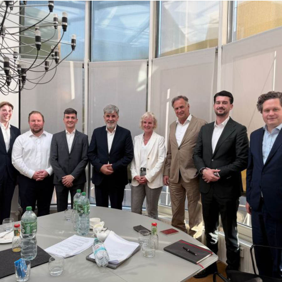 Vertreter der mih Group und von Eurofiber Netz im Rahmen der Unternehmensübernahme.